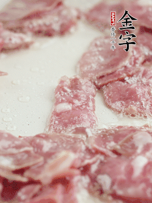 炒鍋熱油，下培根火腿煸炒。