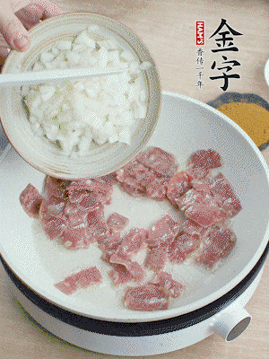 依次下洋蔥、紅菜椒、豌豆粒、玉米粒翻炒均勻。