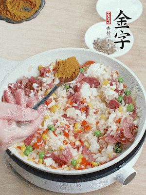 1勺咖喱粉、1/2勺鹽，少許黑胡椒碎炒均。