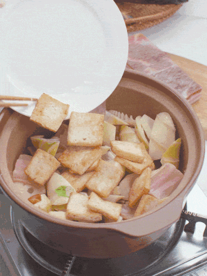 依次下春筍、豆腐，開水沒過食材。