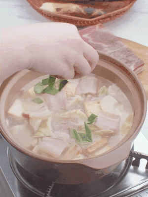 一小撮鹽、糖、雞精調(diào)味，最后撒點(diǎn)蒜葉點(diǎn)綴。