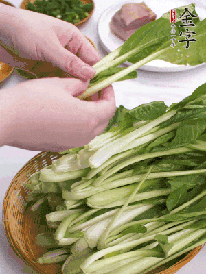 小青菜掰成一片片。