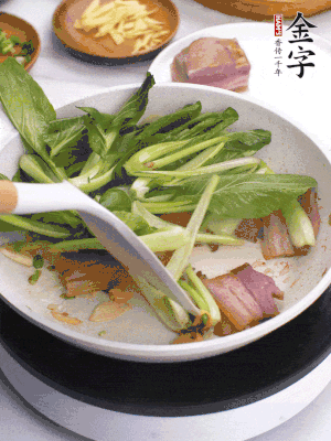 下小青菜翻炒，菜梆子變軟時(shí)，撒一點(diǎn)鹽、雞精調(diào)味。