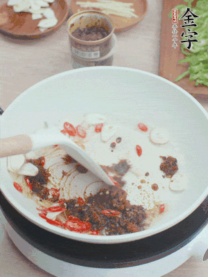 熱鍋涼油，姜蒜、辣椒、金字火腿xo醬炒香。