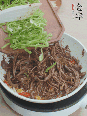 水分煸干，下青椒絲快炒1分鐘。