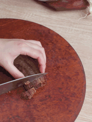 金字臘肉水煮15分鐘，切片。