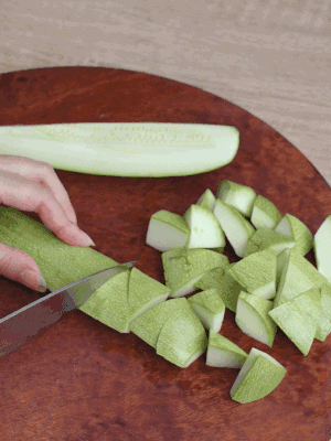 西葫蘆去籽縱向切成4份，斜切成厚片。