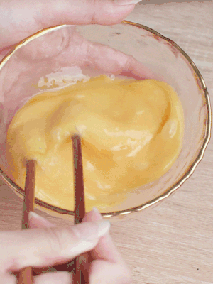 雞蛋調(diào)入少許黃酒打散。