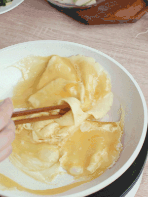 油6成熱時，下雞蛋液，邊緣凝固時翻拌成塊狀。