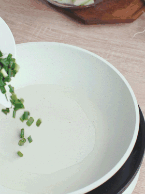 熱油下臘肉、蔥花煸炒，再下西葫蘆。