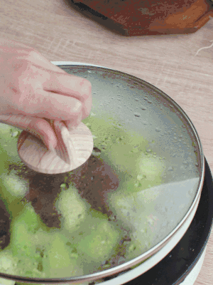 西葫蘆略出水時，加一小撮鹽調(diào)味。