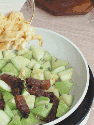 雞蛋一起翻炒。