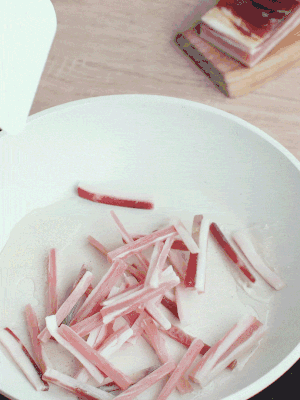 熱鍋涼油，下咸肉絲煸至出油。