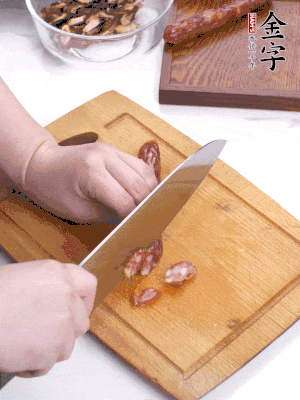 干香菇泡發(fā)切片，金字香腸切片，春筍切大粒。