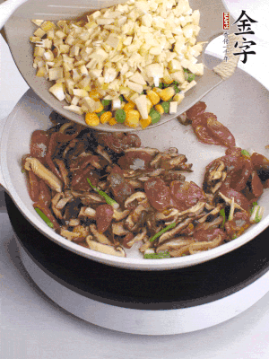 鍋里熱油，爆香蔥白，下香腸片炒至微微出油，加時(shí)蔬粒、香菇粒、春筍粒翻炒均勻。
