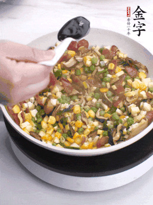 加2勺生抽、1勺蠔油、半勺老抽調(diào)味。