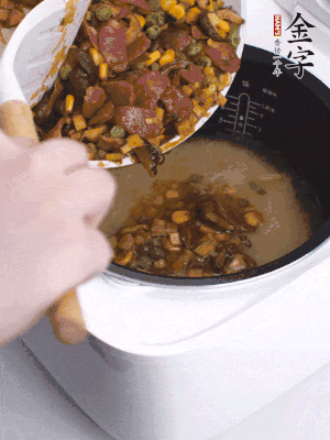 鋪在洗好的大米上，加清水，與食材持平。