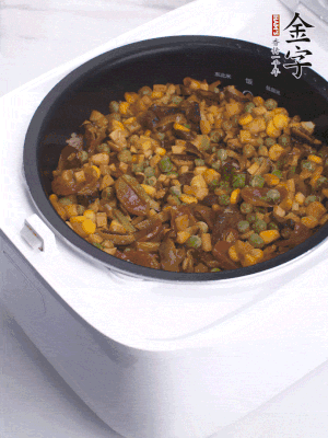 電飯煲按煮飯鍵，出鍋撒蔥花。