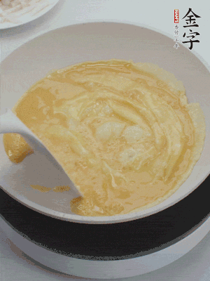 2個(gè)雞蛋炒散。