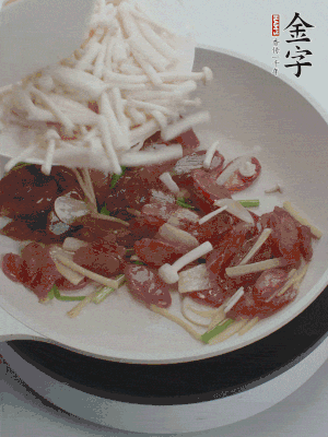 放白玉菇、青紅辣椒、雞蛋。