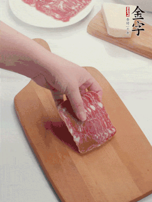 金字培根火腿改刀切小片；白洋蔥切??；新鮮豌豆剝殼。