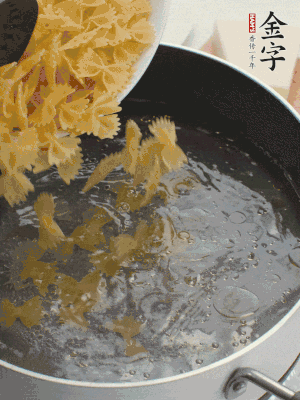 蝴蝶面加橄欖油煮熟；豌豆焯水30秒。