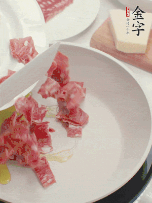 橄欖油煸香金字培根火腿。依次下豌豆、蝴蝶面、洋蔥。