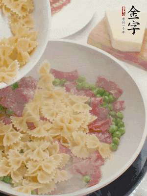 1小勺鹽調(diào)味，混合一起燉煮一下。