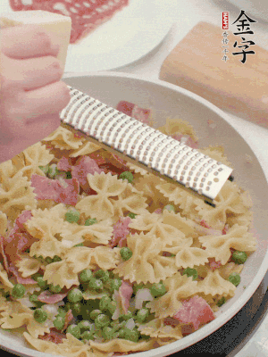 收汁后加入帕爾瑪芝士、歐芹碎和檸檬汁。