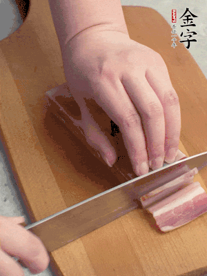 百合切去頭尾，分開洗凈;咸肉切薄片。