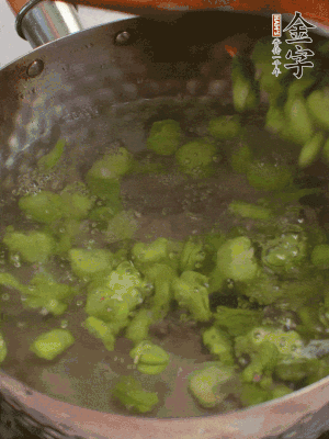 鍋中水沸，放一撮鹽，下蠶豆豆瓣焯3分鐘，下百合，3秒撈出，一起撈出瀝水。