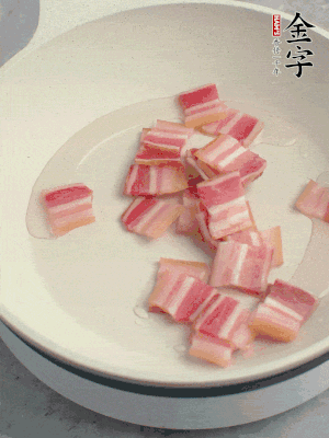 鍋中少許油，金字淡咸肉煸香。