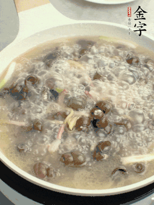 放辣椒，加一點(diǎn)鹽、糖，大火翻炒。