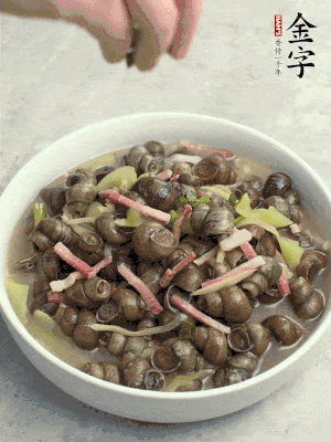 出鍋，撒點(diǎn)蔥花。