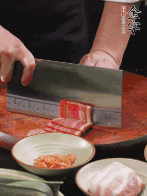 金字火腿上方切薄片，鮮五花肉切薄片。