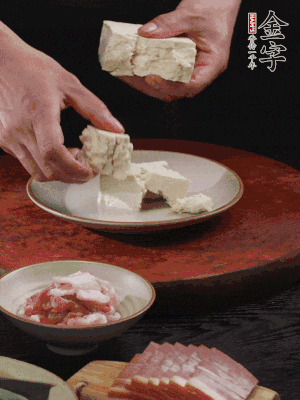 一塊老豆腐掰成大塊。