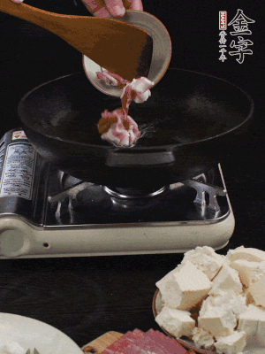 冷油潤鍋，下五花肉煸香。