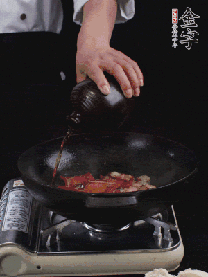 再下火腿片，淋少許黃酒添香。