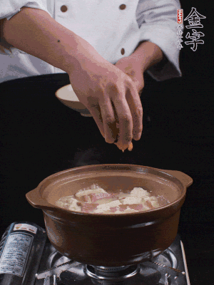 下蝦仁干，煮5分鐘。撒蒜葉，煮1分鐘。