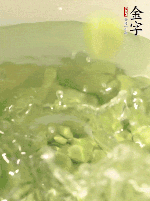 新鮮蠶豆熱水焯水30秒，然后浸入涼水。