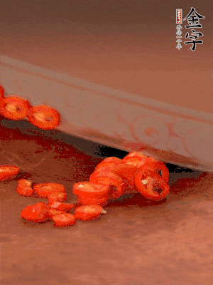 小米辣切圈，大蒜切片。