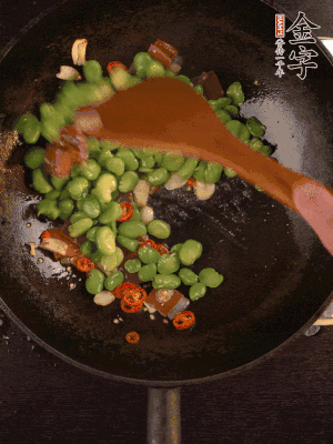 再下蠶豆煸炒，加1勺料酒調(diào)味。