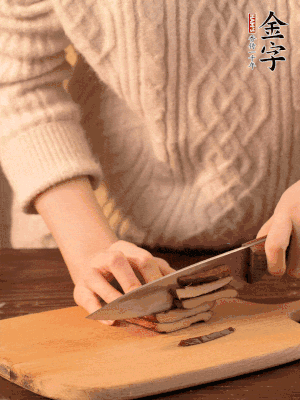 金字淡咸肉、香干分別切丁。