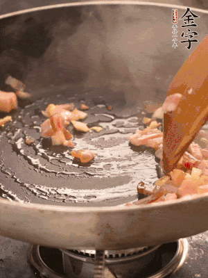 熱油爆香大蒜粒，煸香咸肉丁，淋一勺黃酒調(diào)味。