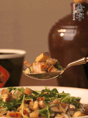 出鍋前嘗味，味淡加點(diǎn)鹽。