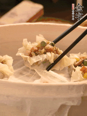 包好的燒賣放在蒸籠上，水開后蒸8分鐘左右。