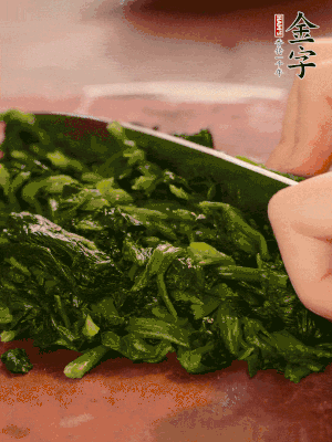 洗凈的菠菜加鹽焯水，撈出晾涼后攥干切碎。胡蘿卜切細絲。金字烤腸切園片。