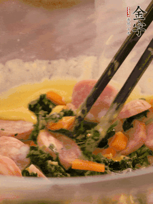 雞蛋、面粉、玉米油攪拌到無顆粒狀態(tài)。再加入菠菜、胡蘿卜、烤腸。少許鹽調(diào)味。