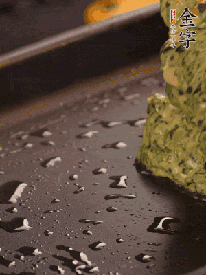 熱鍋擦一下油，下面糊攤平。