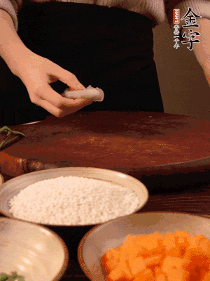 胡蘿卜去皮切丁。蝦仁切小塊。糯米提前浸泡半天。